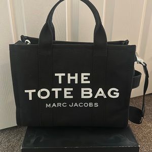 Marc Jacob’s The Tote Bag Medium. Insert too
